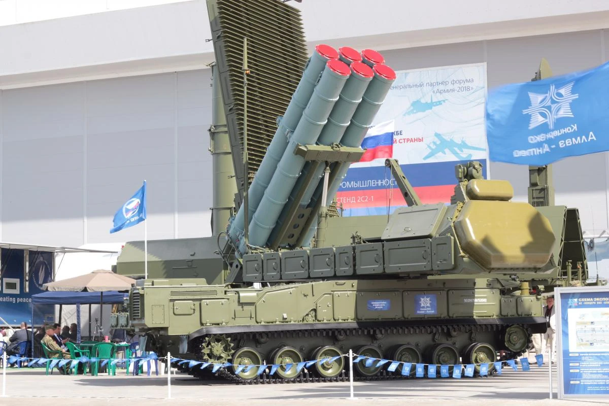 Ураження російського зенітно-ракетного комплексу «Бук-М3» дроном на Донеччині за відео ДПСУ.