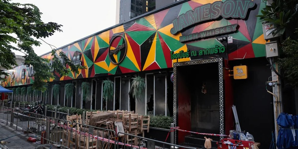 Пошкоджене приміщення пабу Rong Beer Na Lat Phrao після пожежі в Бангкоку.