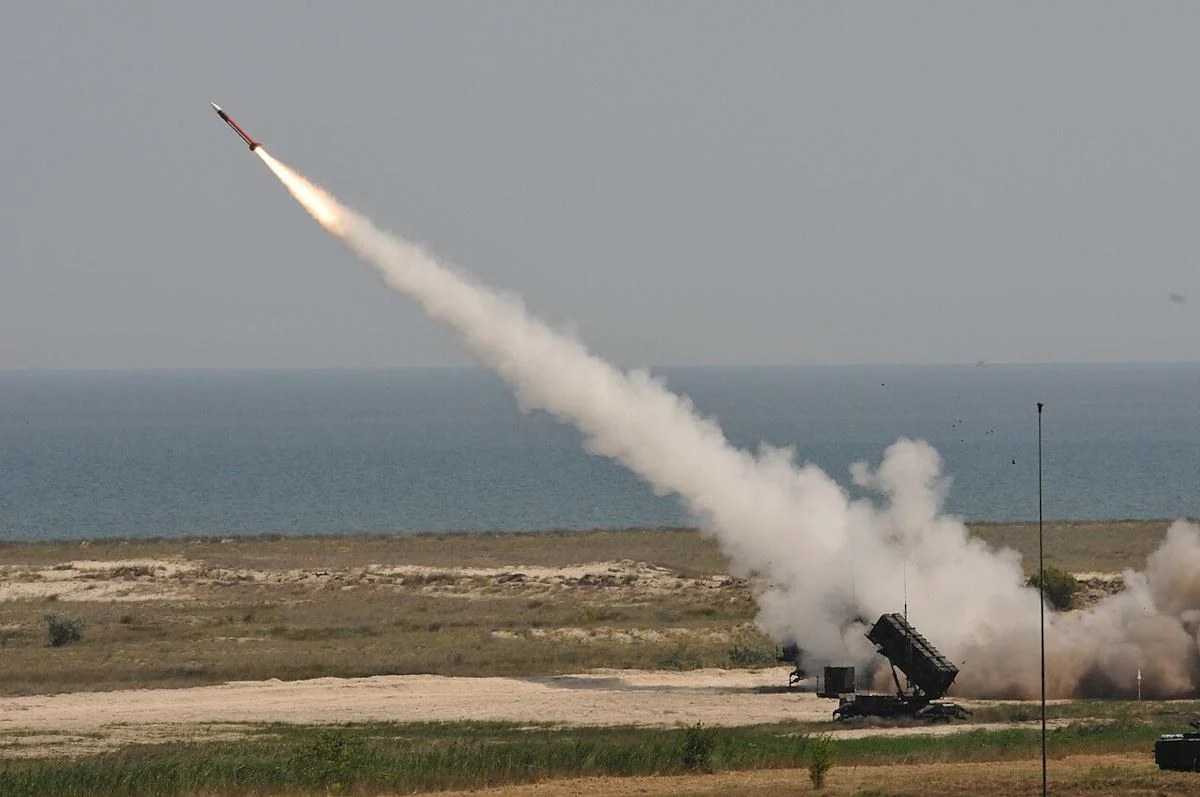Порівняння габаритів української ракети FP-7.x та американської PAC-2 GEM-T для комплексу Patriot