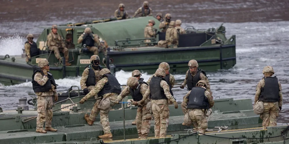 Наслідки ударів на військовій базі США на Близькому Сході (фото: REUTERS / Кім Су Хьон)