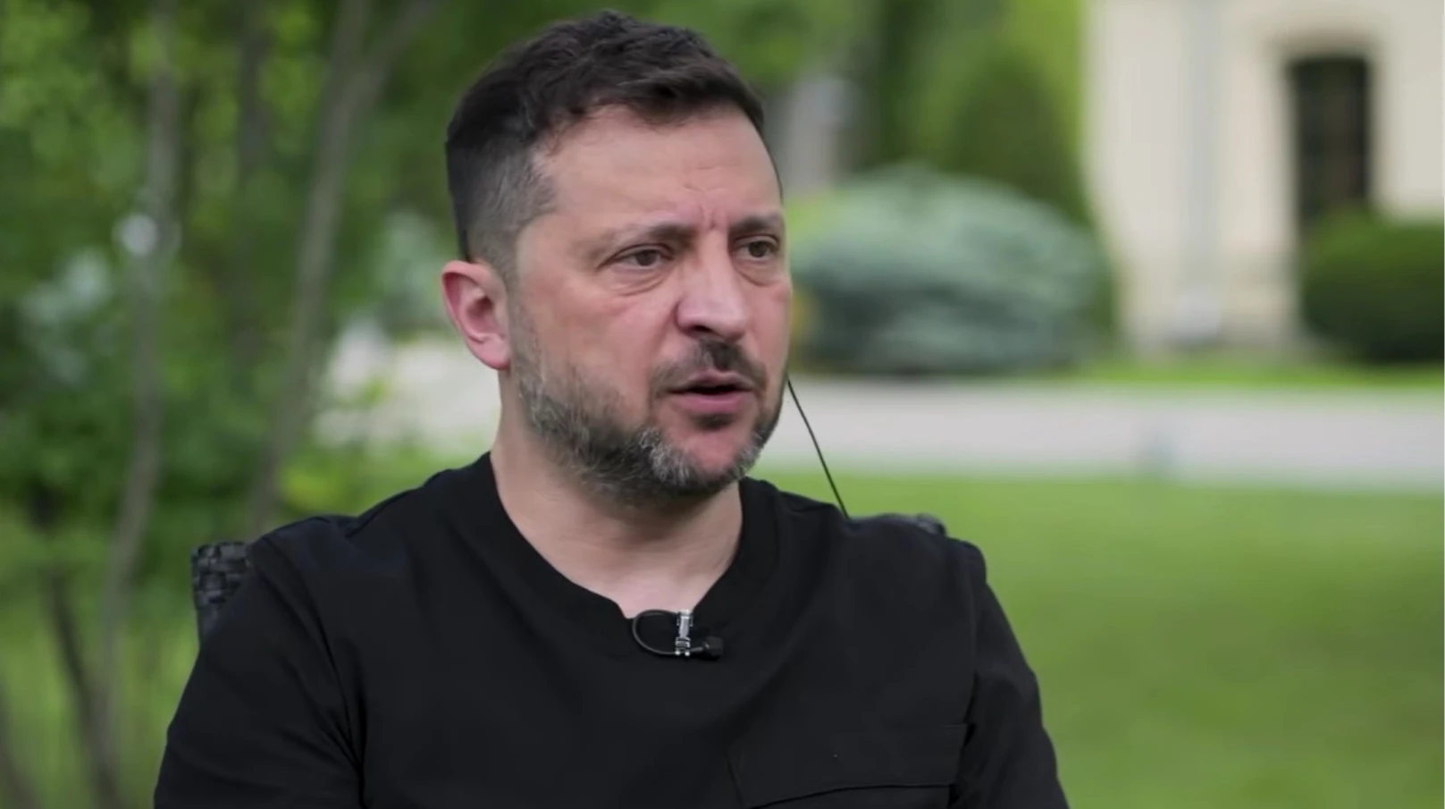 Володимир Зеленський під час інтерв'ю Sky News, на тлі якого присутні візуальні елементи на тему атак на Росії та військової