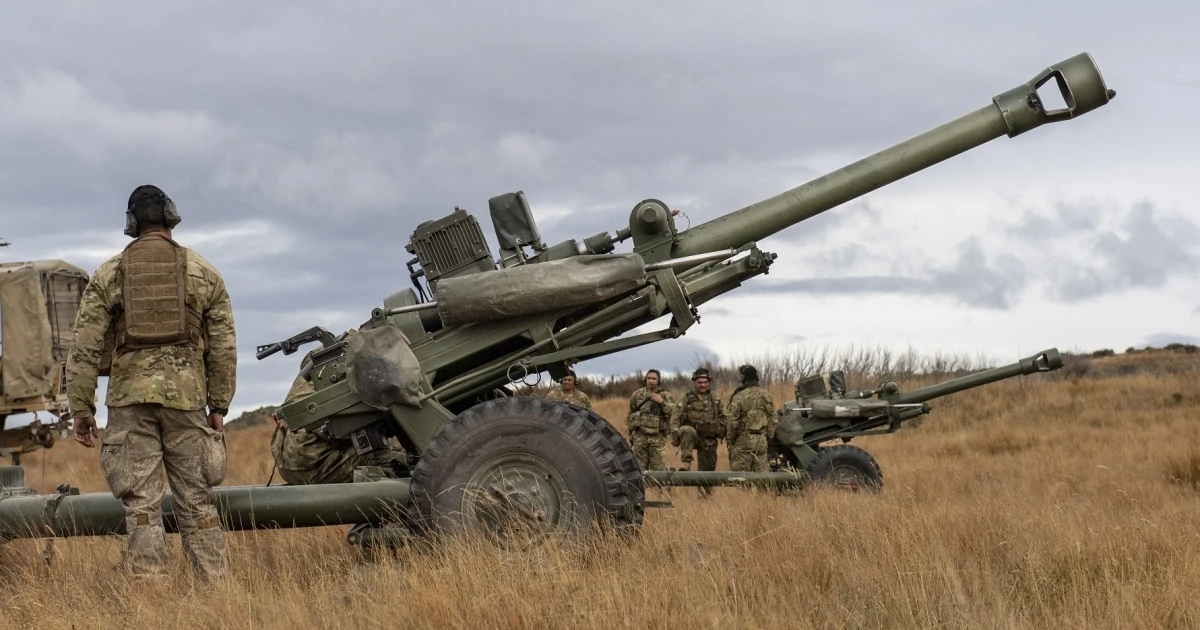 105-мм легка буксирувана гаубиця L119 у польових умовах