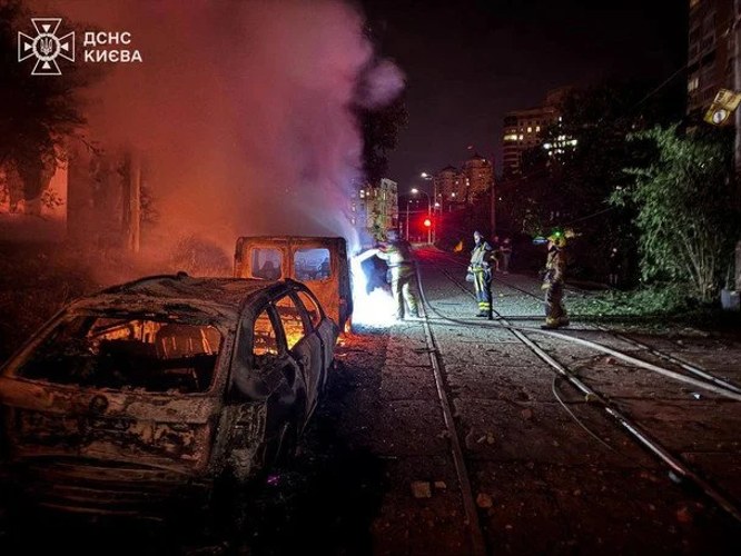 Рятувальники ліквідовують наслідки нічного удару по Києву 19 липня