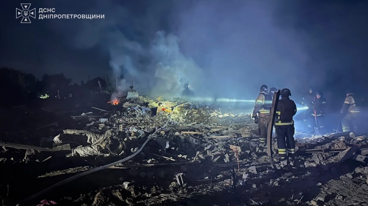 Рятувальники розбирають завали зруйнованого житлового будинку після нічного удару.