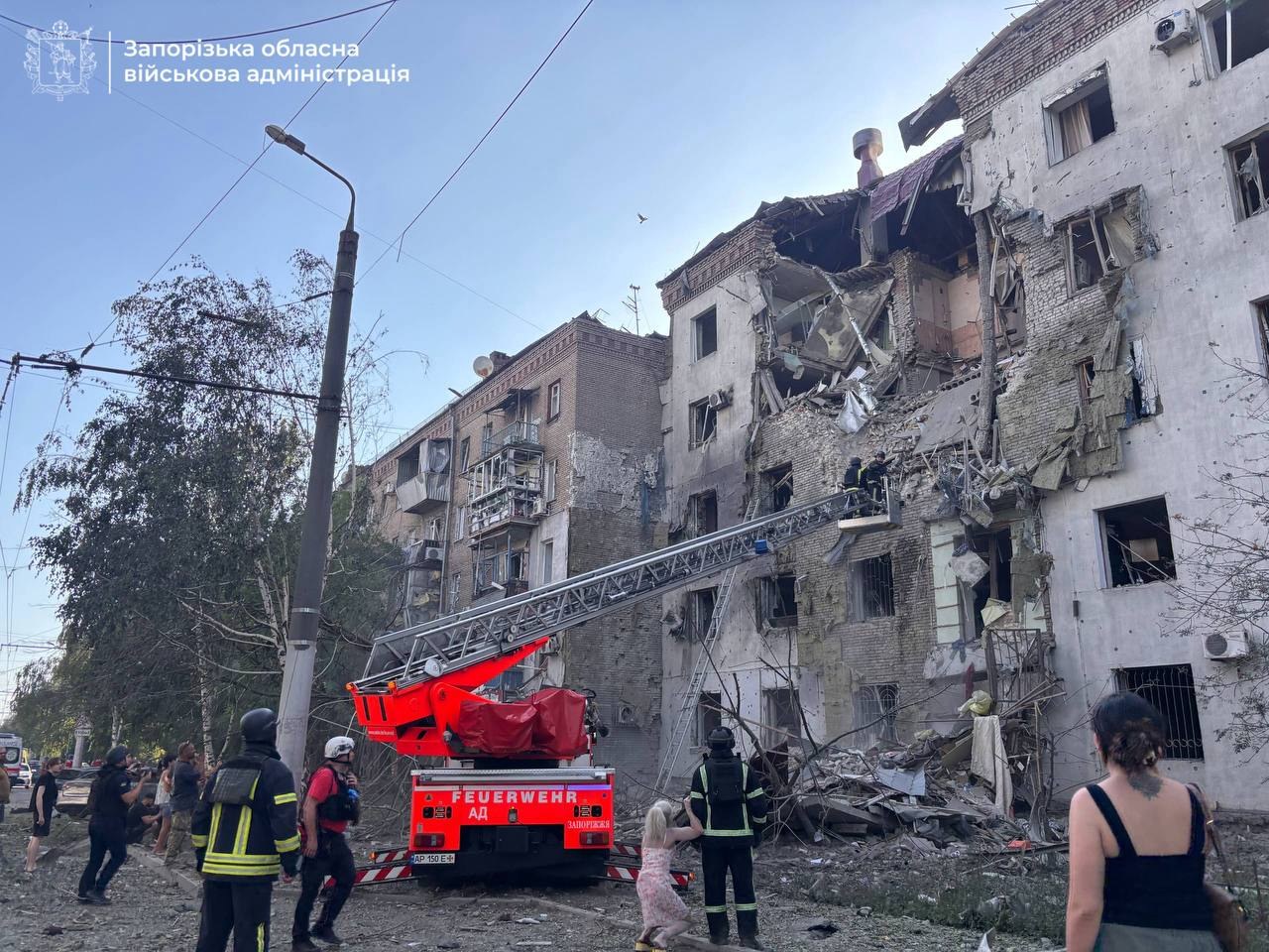 Наслідки руйнування п'ятиповерхового будинку та пошкодженої дев'ятиповерхівки у житловому кварталі Запоріжжя