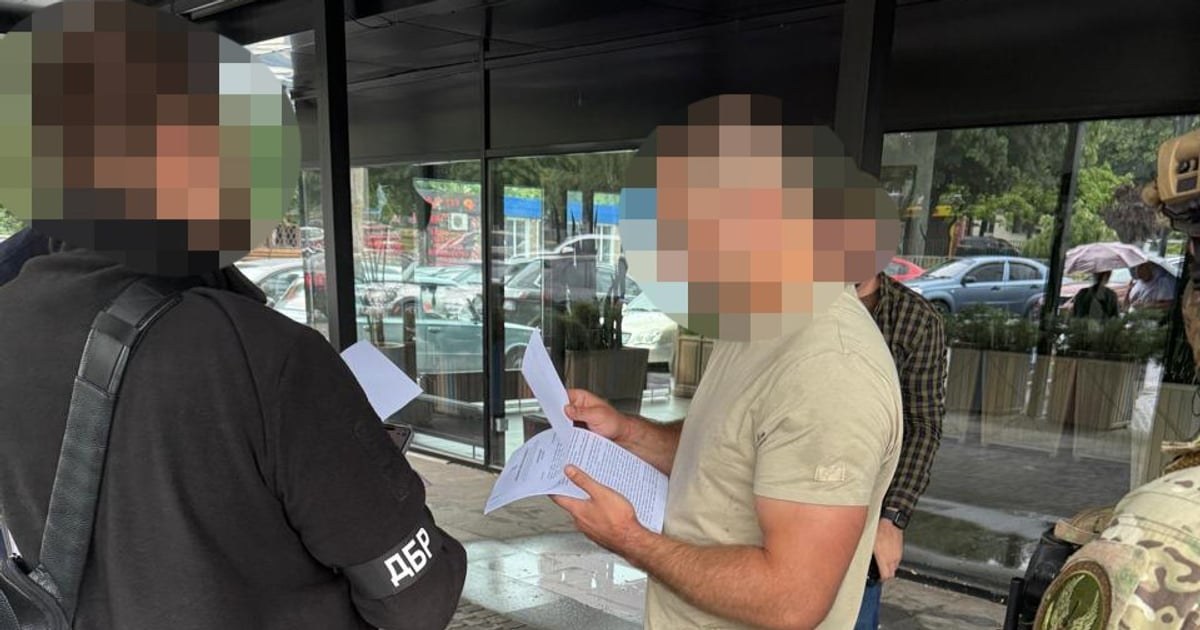 Вручення підозри військовому, який служив у «Скелі» (фото ДБР)