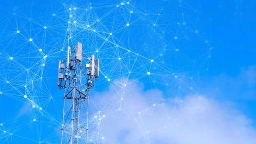 Смартфон із позначкою 5G на тлі центральної частини Києва