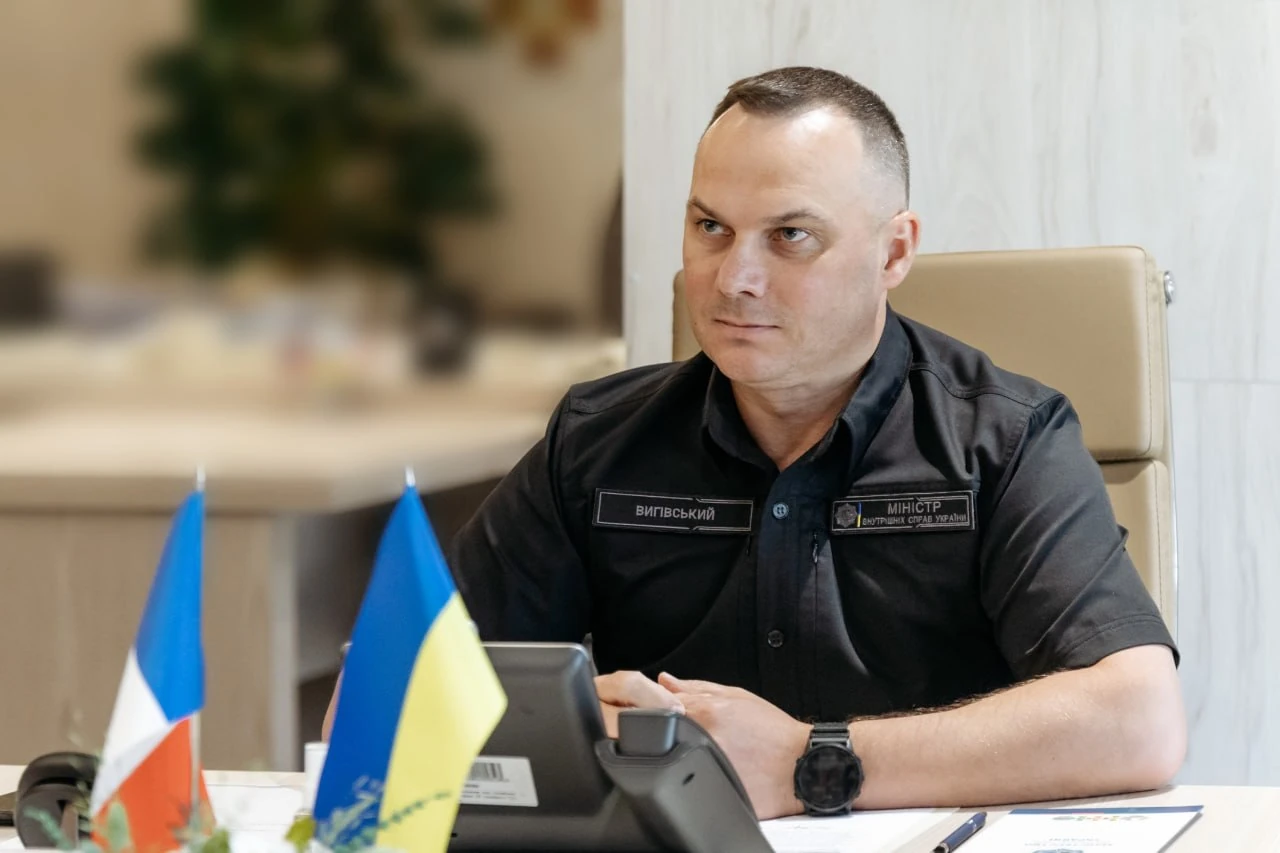 Колона спеціалізованих автомобілів та українських рятувальників ДСНС, що вирушають до Франції для допомоги у гасінні лісових