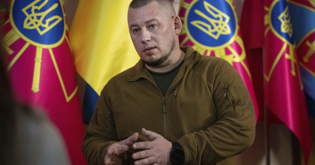 Павло Паліса під час спілкування з журналістами на тлі повідомлення про планування операцій у напрямку Києва та Чернігова